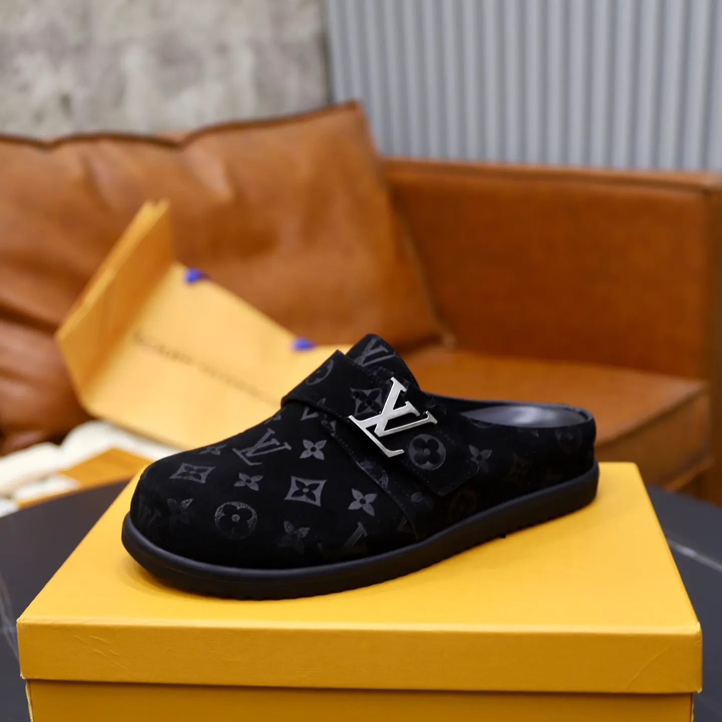 Ex-factory price: 520💰🙅‍♂️🙅‍♂️🙅‍♂️Birkenstock Brand: LV Louis Vuitton Standard code: 38-45 (cowhide lining) Grade: Same as the official website Material: Original leather design Original rubber wear-resistant molded outsole Style category: Men's fashion sandals Distinguished luxury brand elements Top luxury Color: Actual picture color